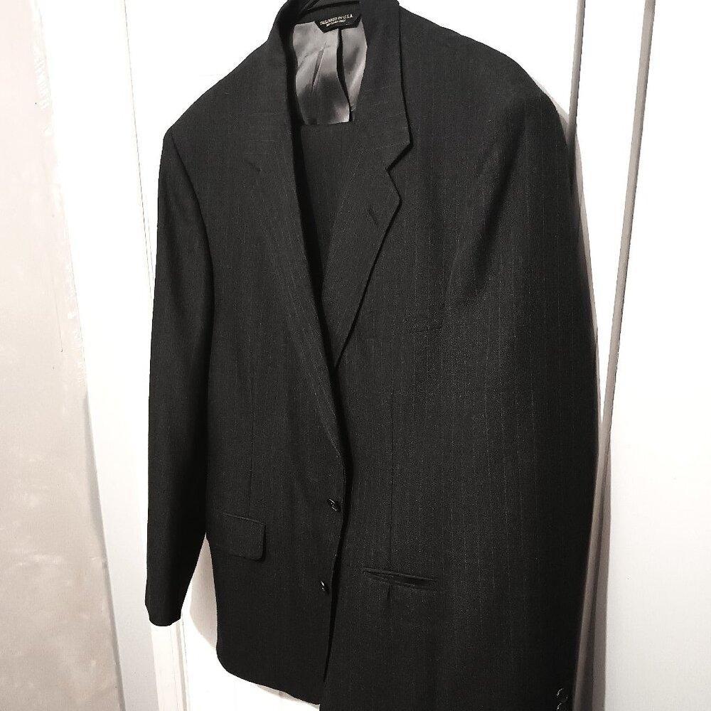 Hardwick Men Dark Gray Pinstripe 2 Piece Suit